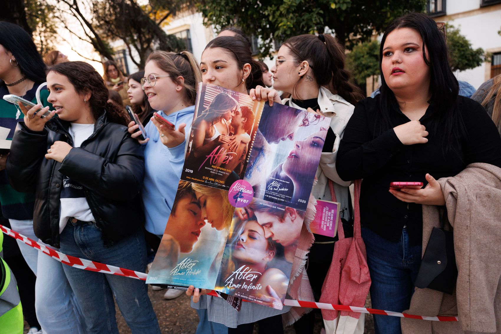 Las fans en las inmediaciones del Alcázar de Jerez. Las fans en las inmediaciones del Alcázar de Jerez.