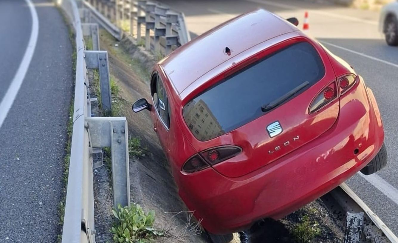 El coche, tras empotrarse en un quitamiedos en San Fernando.