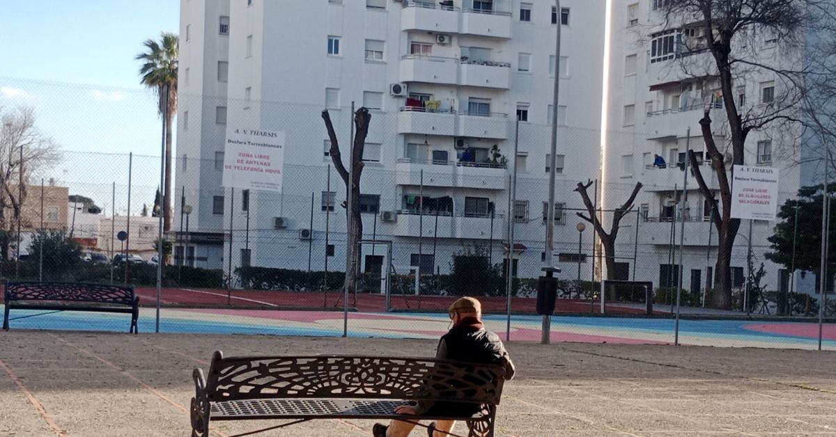 Los dos carteles que han colocado los vecinos de Torresblancas.