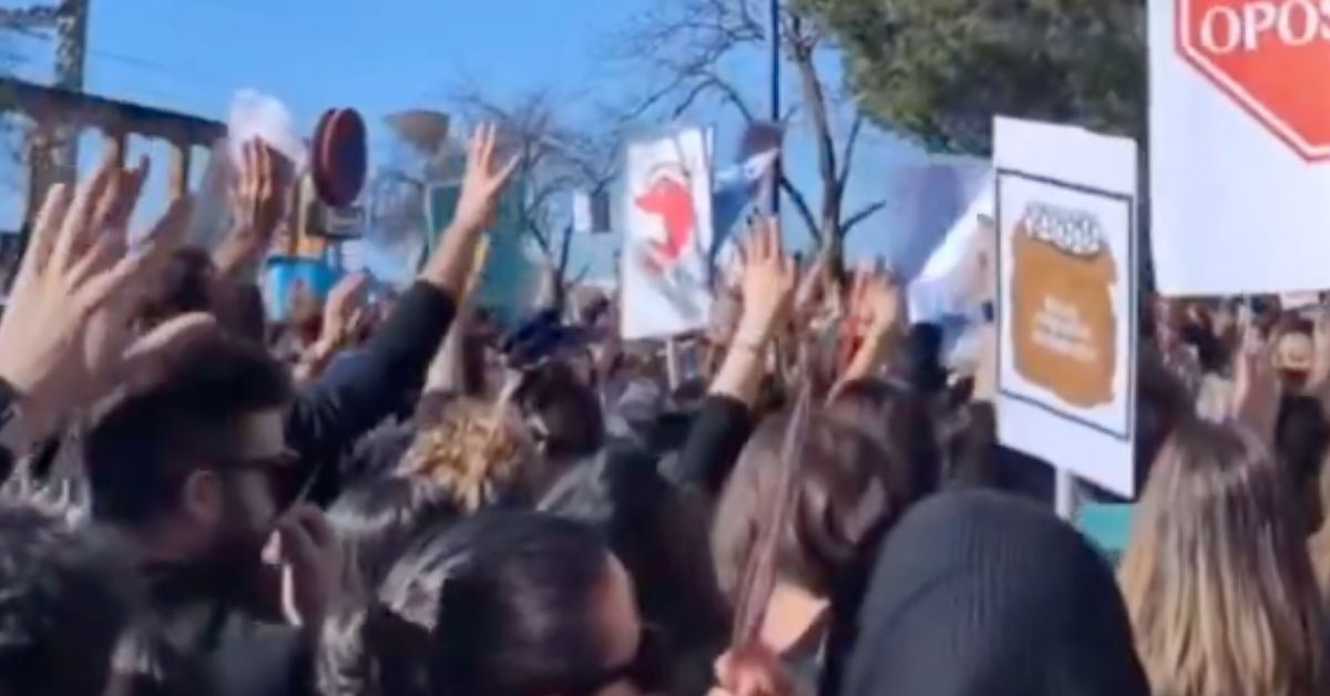 Concentración de docentes interinos la pasada semana a las puertas de la Consejería de Educación en Sevilla.