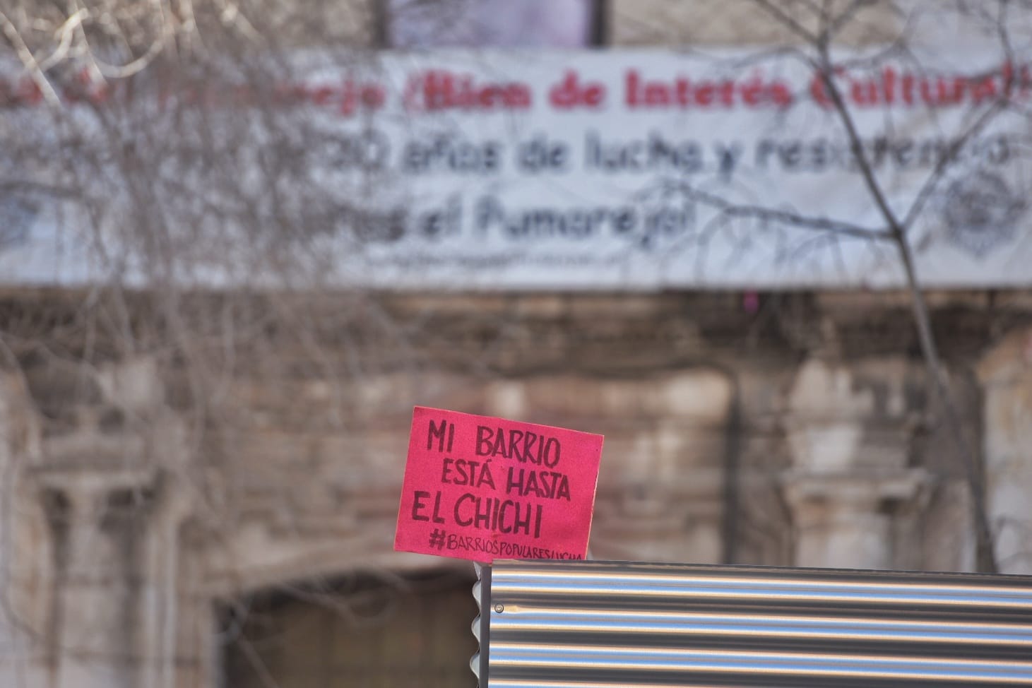 El cartel en el centro de Sevilla: "Mi barrio está hasta el 'chichi"