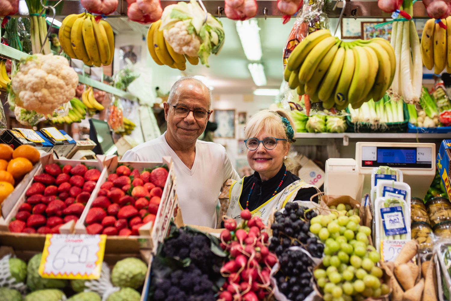 Loli y Juan Antonio, en una frutería del Mercado de Triana.