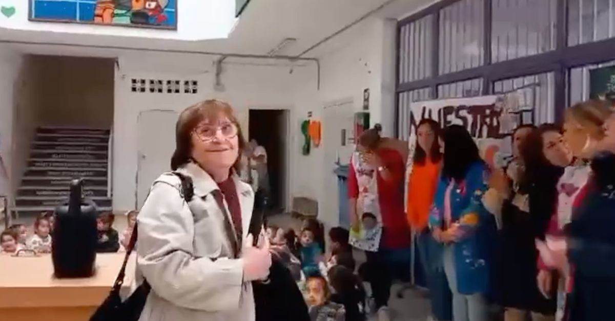 La 'seño Mila', en su última día de trabajo en el CEIP Torrestoo. La 'seño Mila', en su última día de trabajo en el CEIP Torrestoo.