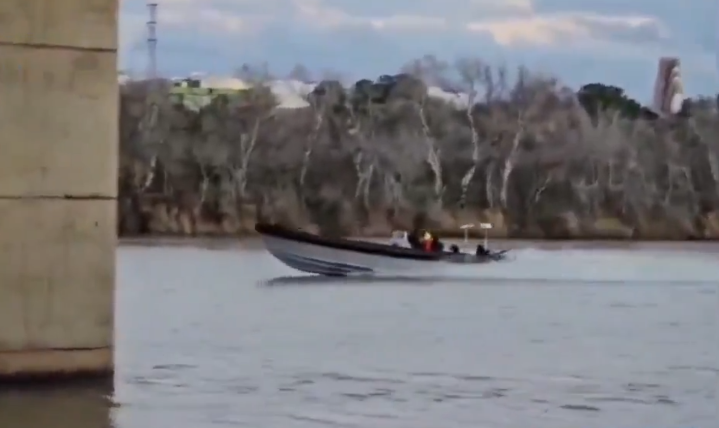 Una narcolancha que entró hasta Sevilla capital, a su paso por debajo del puente del Alamillo.