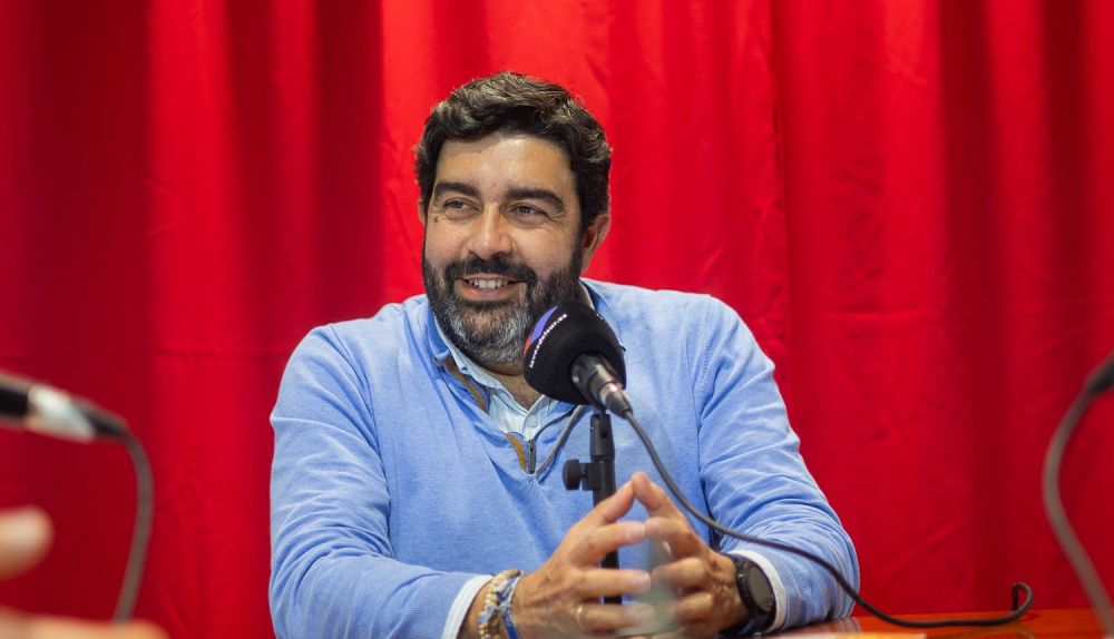 El presidente explicando los cambios acodados con las hermandades durante la entrevista en el podcast El Relevo.