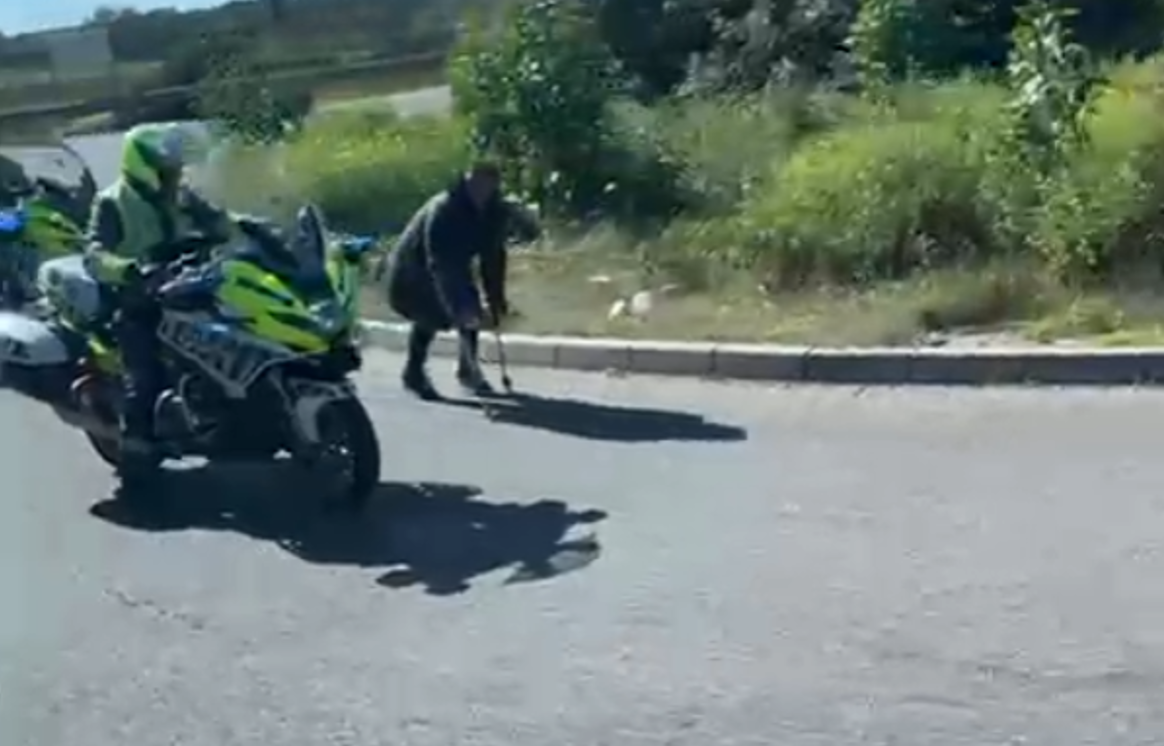 La mujer en muletas, en la rotonda de Puerto Real, en una captura del vídeo.