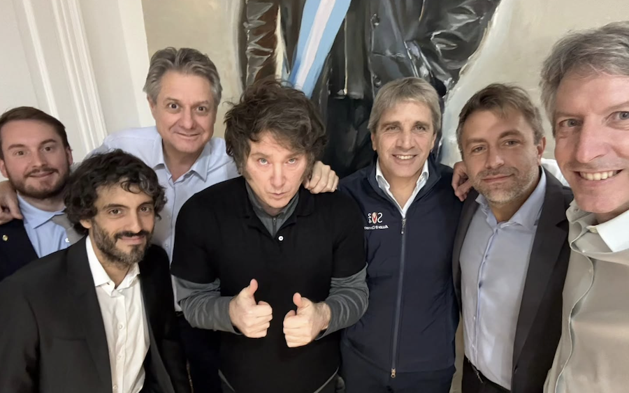 El presidente argentino Javier Milei, con parte de su equipo. El presidente argentino Javier Milei, con parte de su equipo.