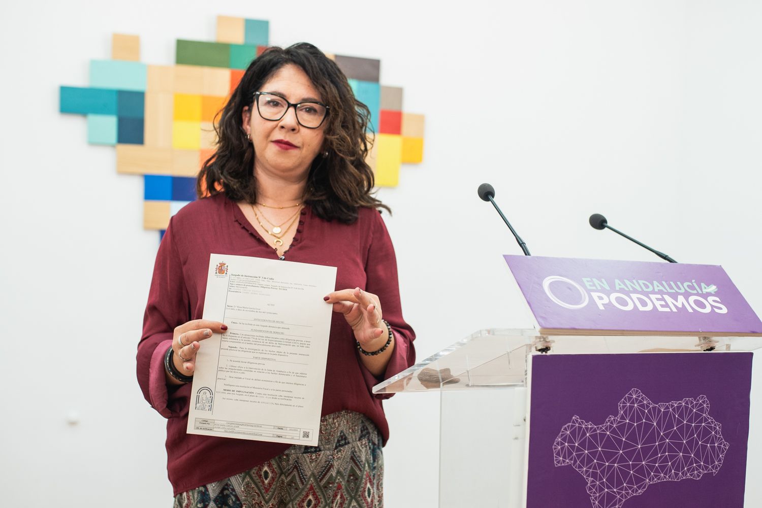 La secretaria general de Podemos, Raquel Martínez, con la denuncia por los contratos del SAS.