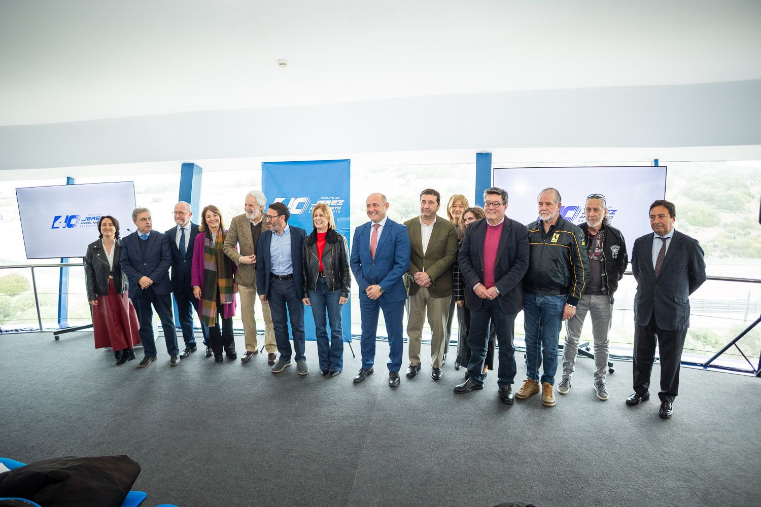 El gobierno local, con miembros del Consejo Local del Motor, en el 40 aniversario del Circuito de Jerez. 