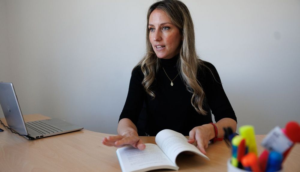 La cantaora muestra su libro 'Camino a la libertad'.
