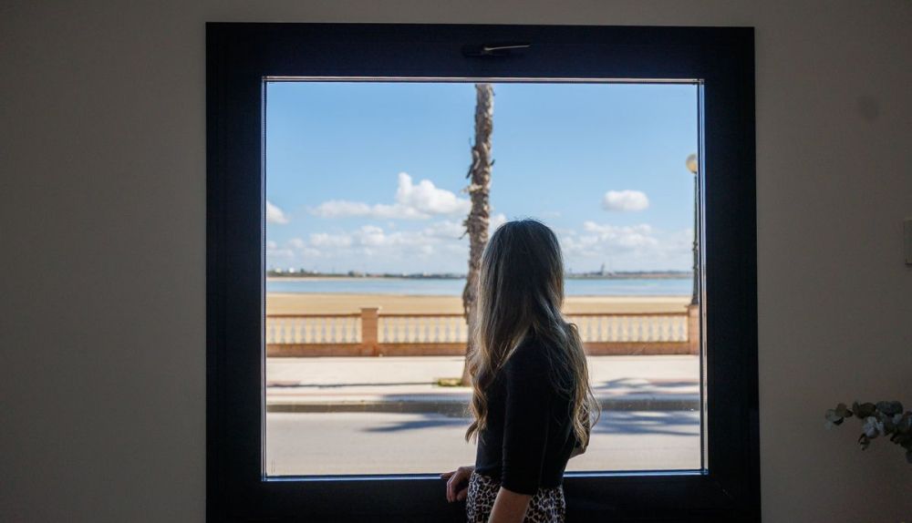Natalia, junto a la ventana de su consulta en Rota.