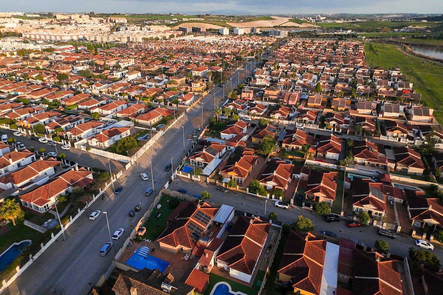 Unifamiliares en Jerez, en una imagen reciente. La Junta aprueba hacer más atractiva la construcción de VPO: oficinas podrán acoger pisos públicos.