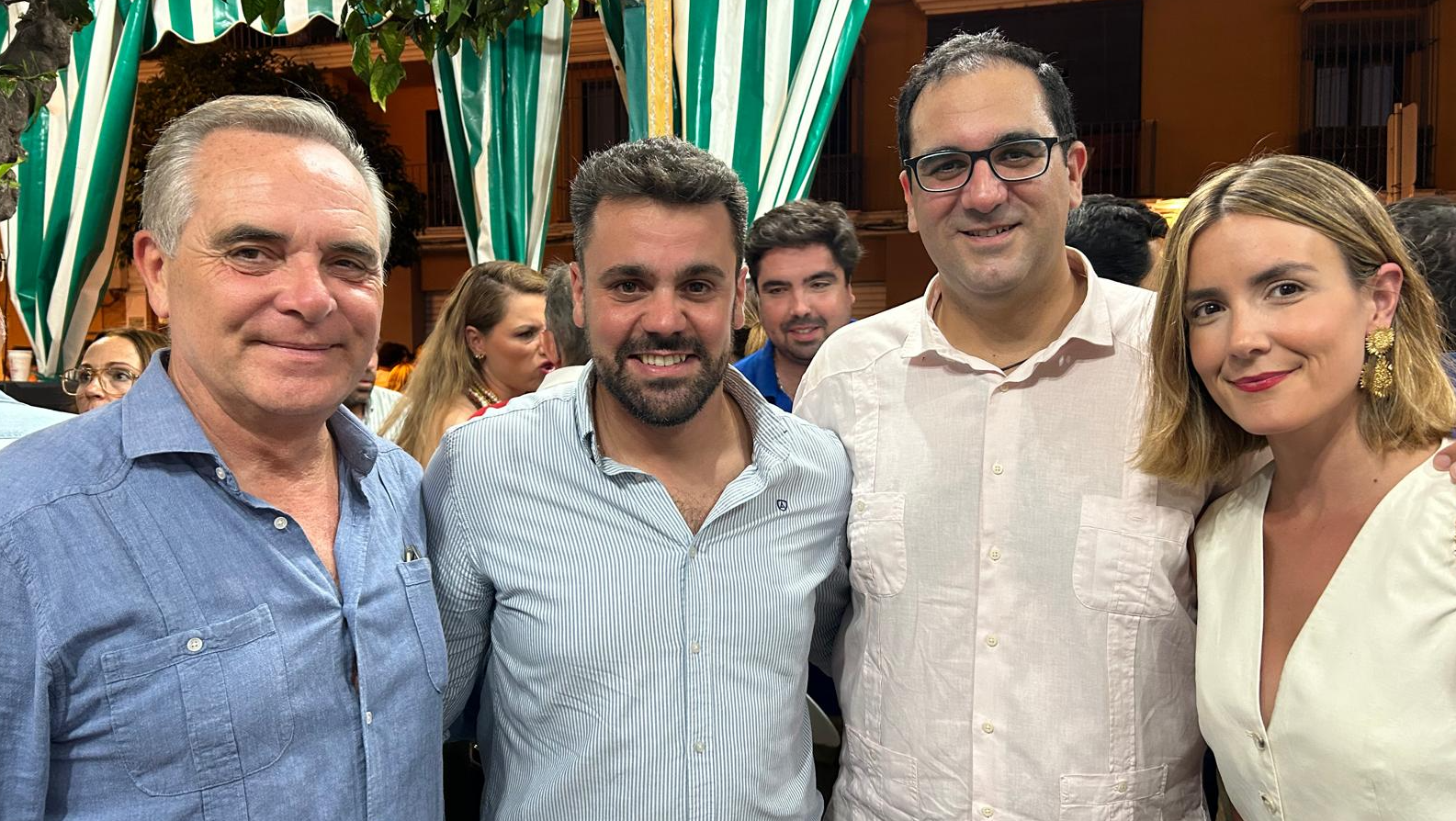 A la izquierda, Juan Bueno y José Ricardo García, de las dos corrientes enfrentadas del PP de Sevilla, en la pasada Velá de Triana.