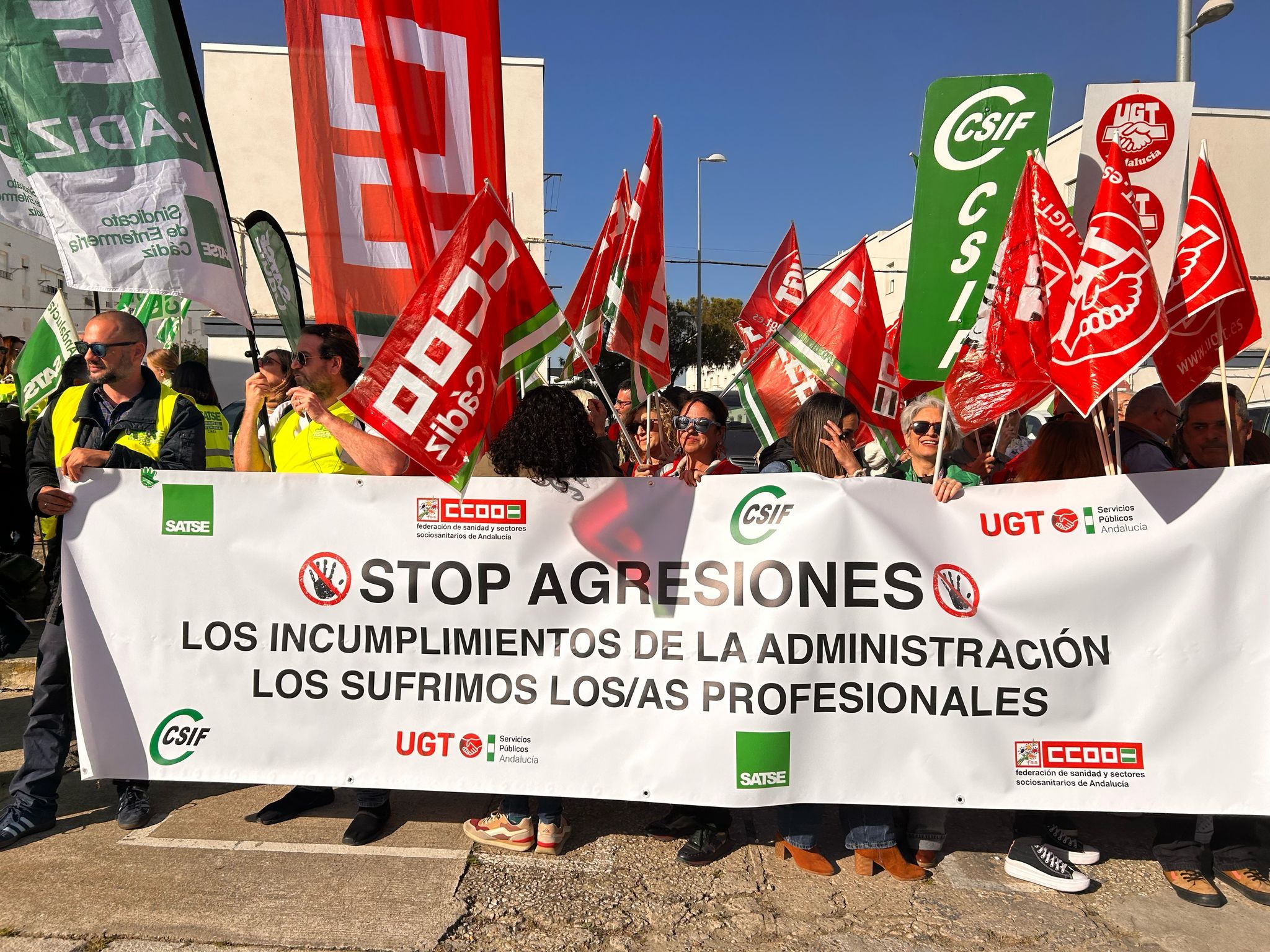 Concentración de sanitarios y sindicatos en el Centro de Salud Las Delicias en Jerez.