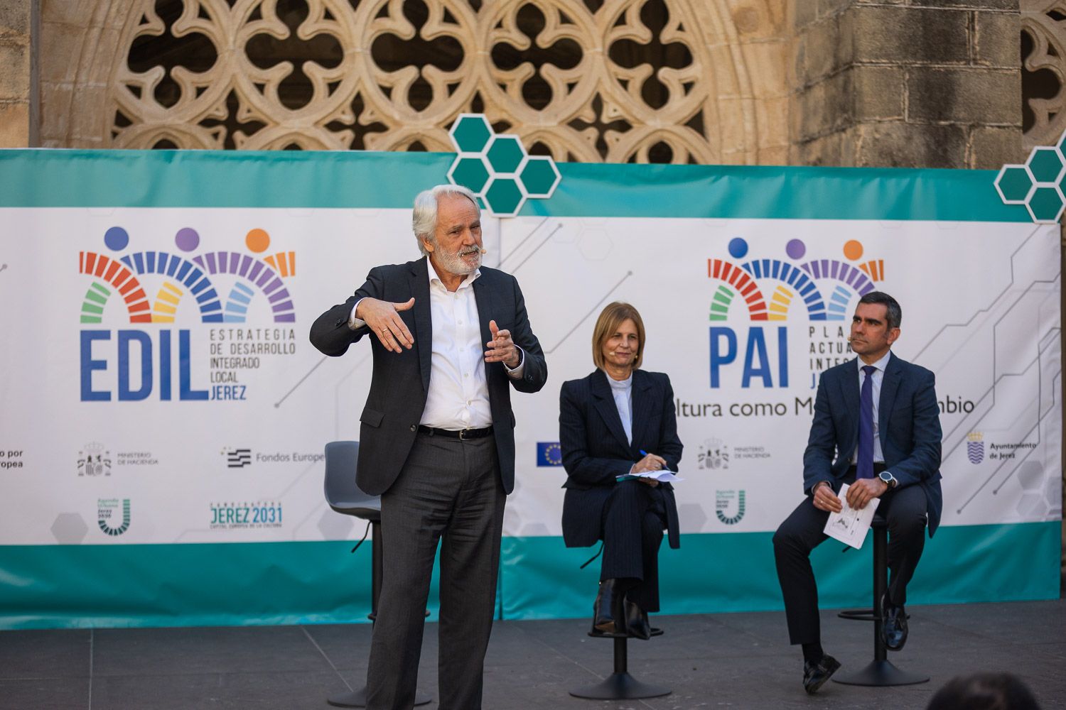 Agustín Muñoz, durante su intervención en los Claustros, este miércoles, donde se han presentado los proyectos de Jerez a los fondos EDIL.