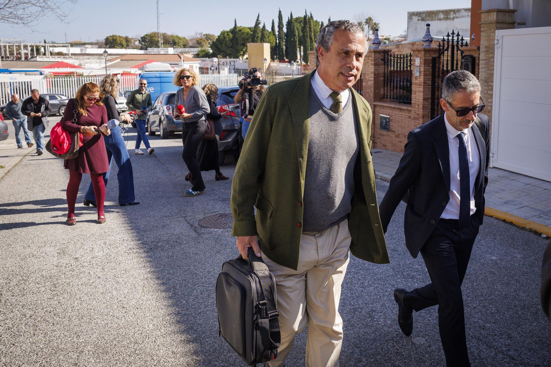 Luis Martínez de Irujo, nieto de la duquesa de Alba, a la salida de los juzgados.  EFE/ Julio Muñoz