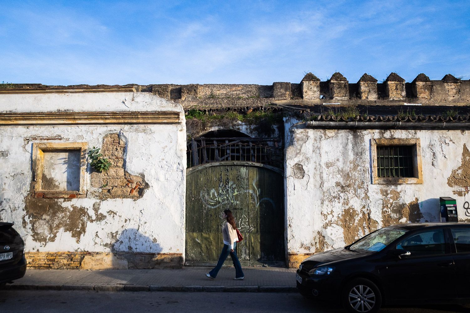 Naves anexas al lienzo de muralla de la calle Muro. En la imagen de este jueves se aprecian las almenas, deterioradas.