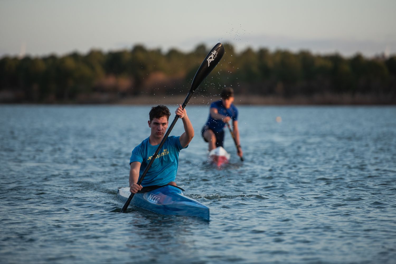 La práctica del piragüismo se han convertido en tan habitual en la balsa de Melendo, que la semana pasada entrenó aquí hasta la Selección Española.