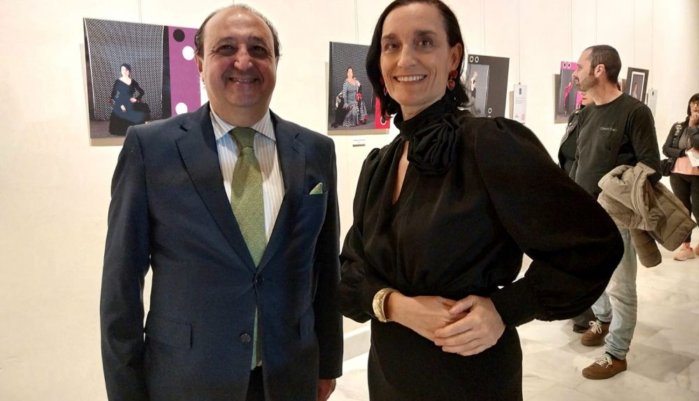 El delegado y la fotógrafa en la inauguración 