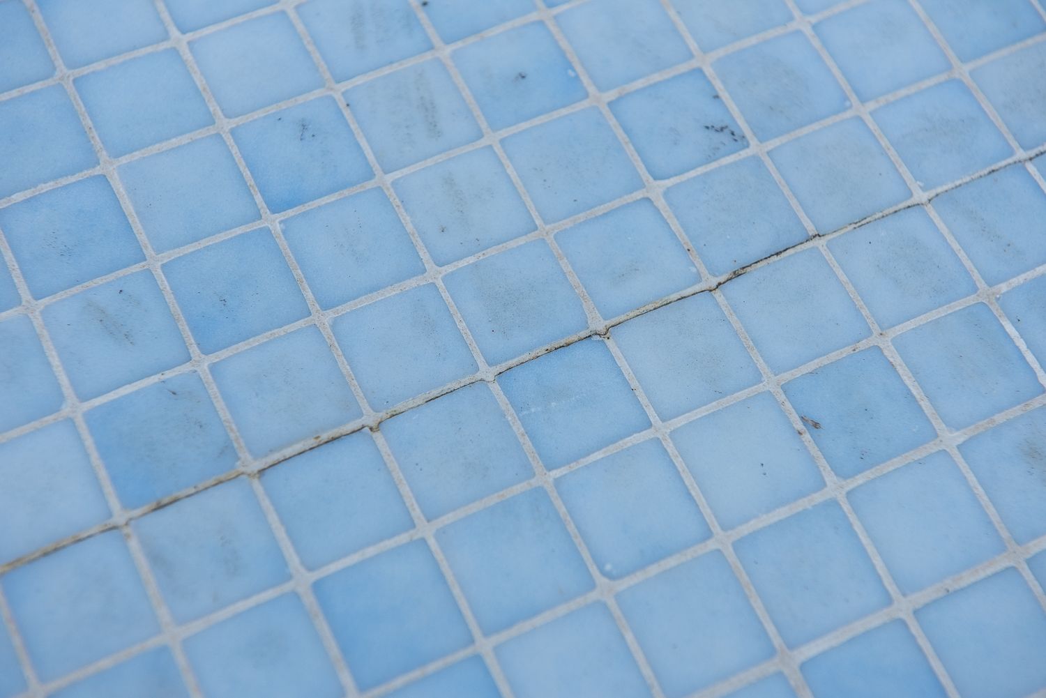 Grietas en la piscina.