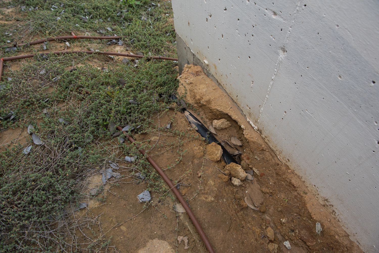 Cables al descubierto en la zona de arriates.
