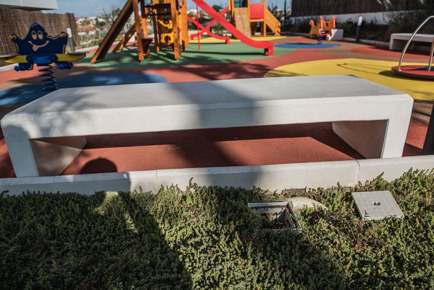 Toma de derivación a tierra sin sellar, al lado del parque infantil.
