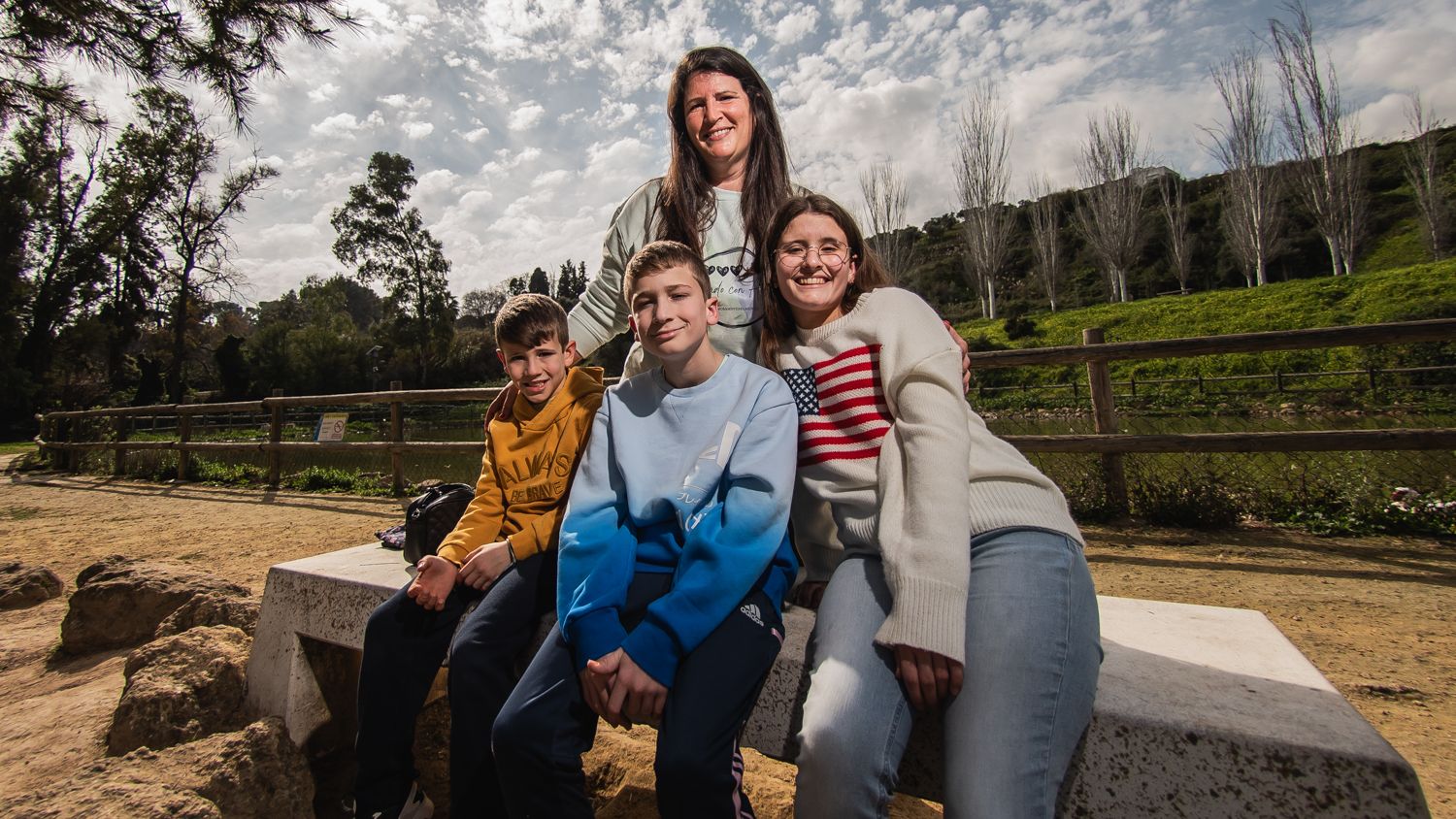 Marian junto a sus tres hijos: Carolina, Hugo y Daniel.