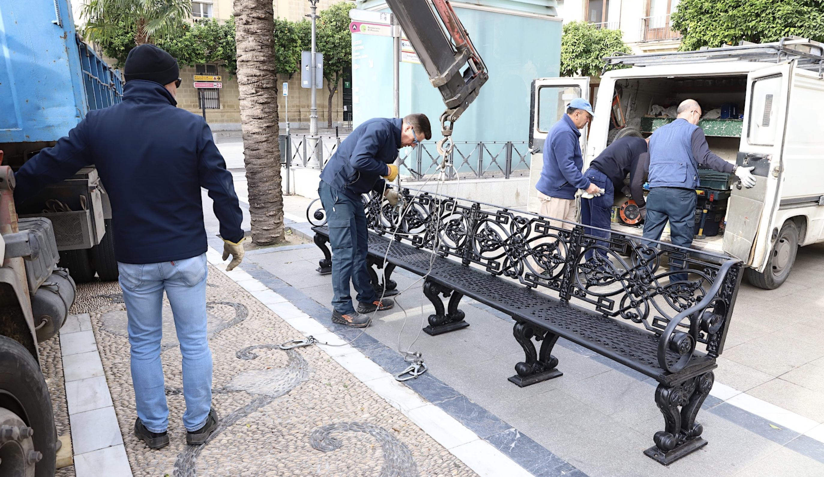 Colocación de los 'bancos perdidos' de la plaza del Arenal de Jerez.