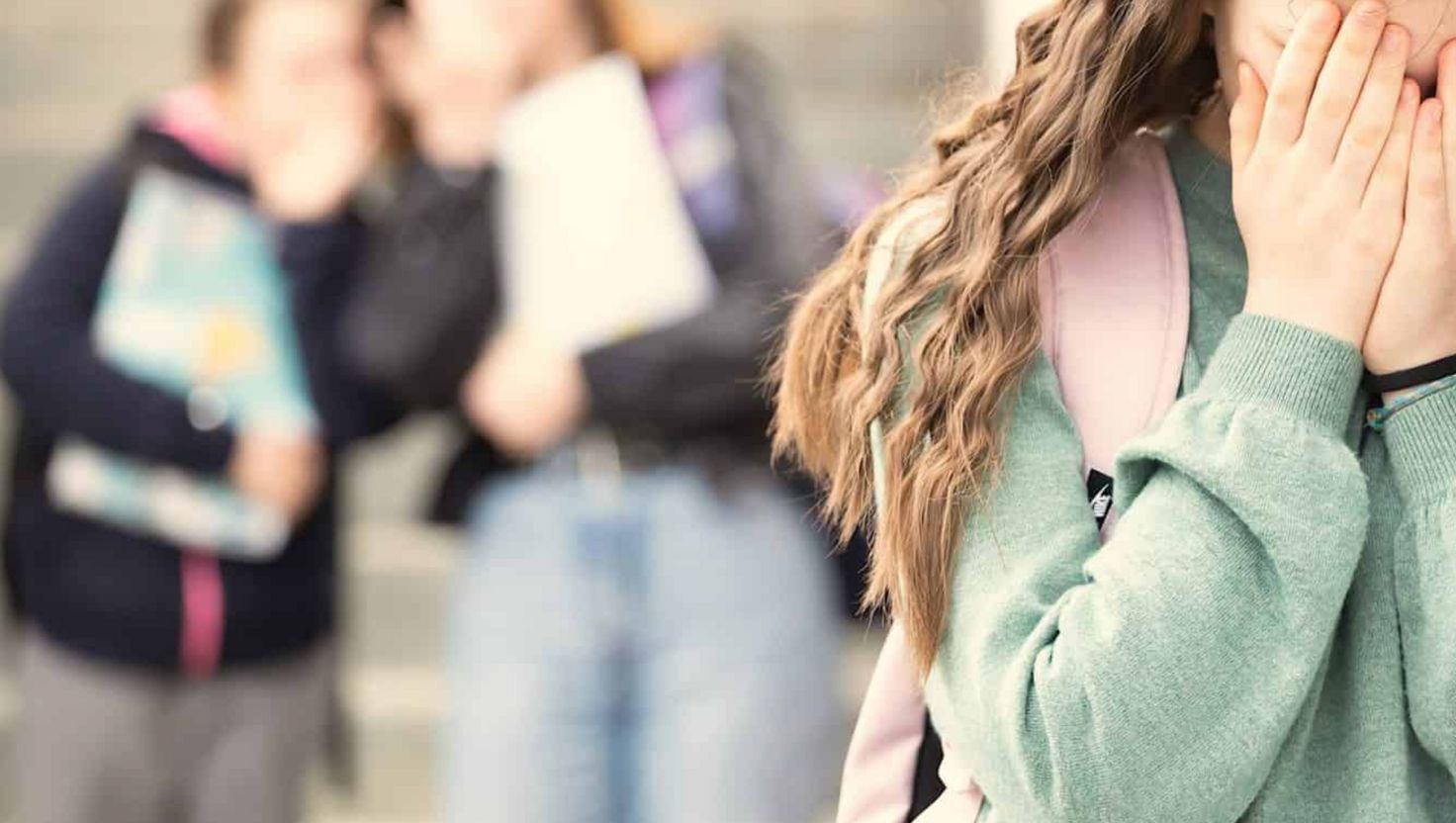Una niña llora mientras es acosada por dos compañeras. Lucía es la última víctima mortal del 'bullying'. Una niña llora mientras es acosada por dos compañeras. Lucía es la última víctima mortal del 'bullying'.