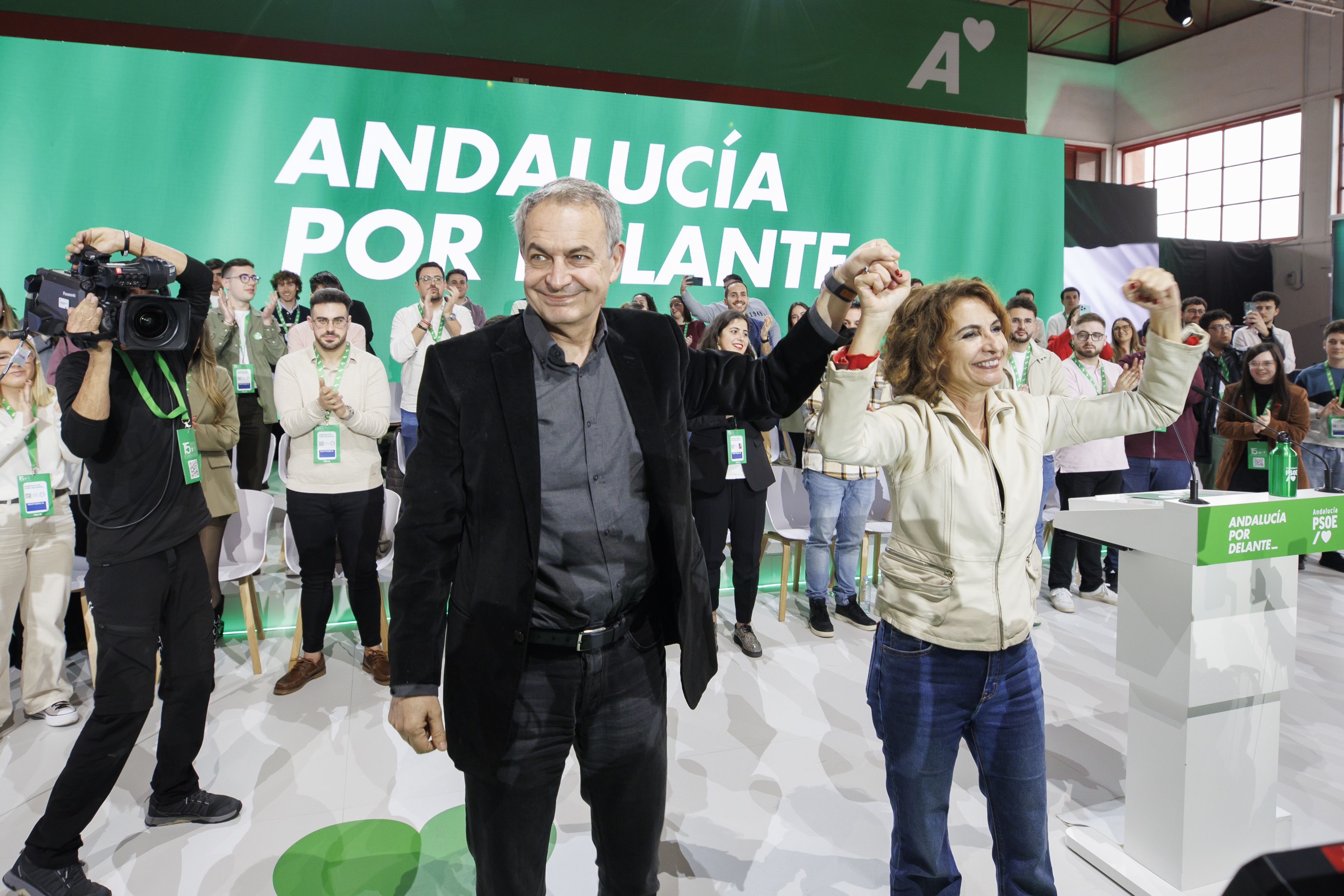 Zapatero y Montero, en el XV Congreso Regional del PSOE andaluz, en Armilla, este sábado.