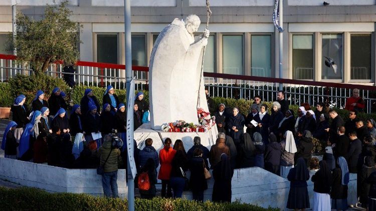 El exterior del hospital donde está el Papa Francisco, donde se congregan personas para rezar.
