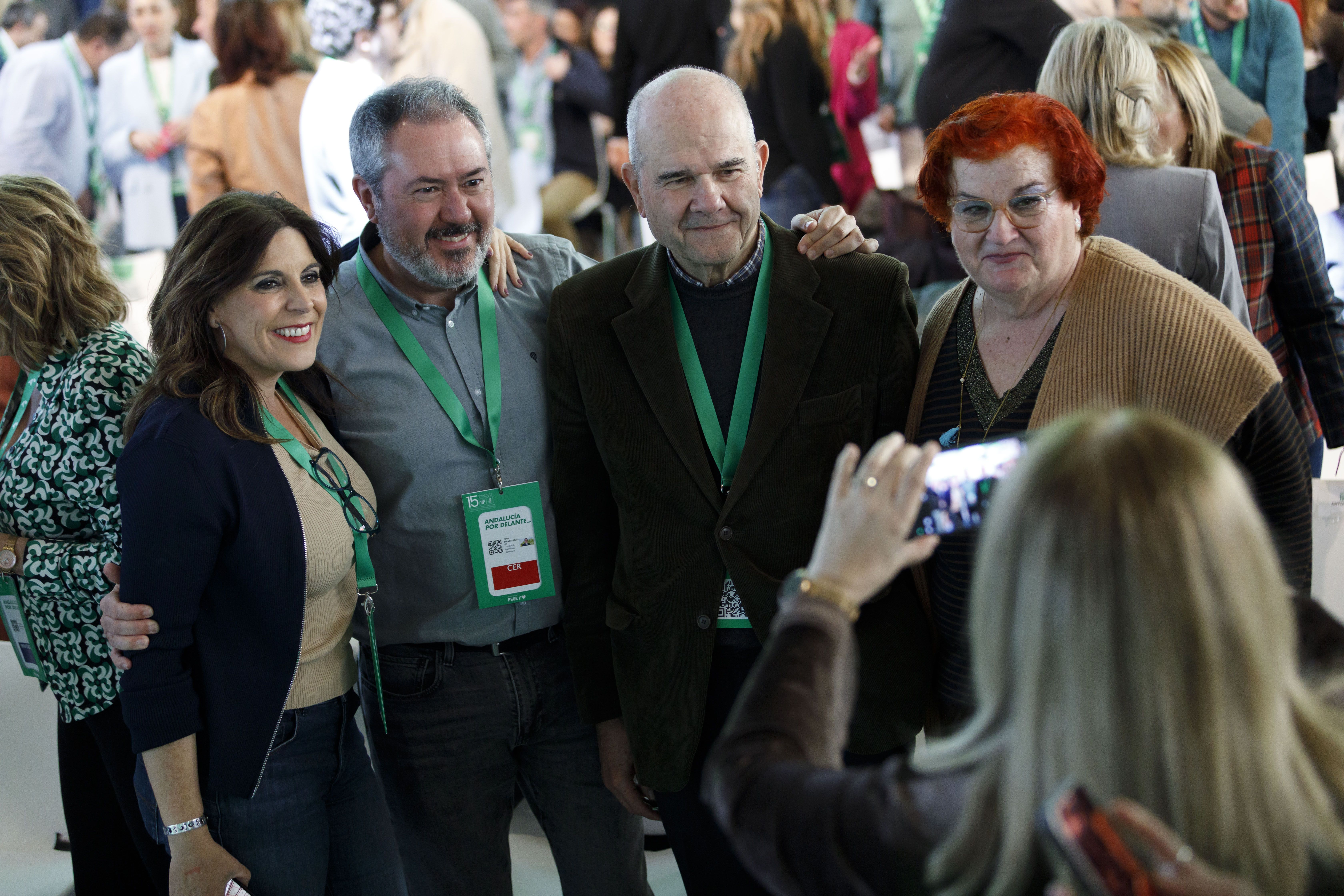 Ángeles Férriz, la primera a la izquierda en la imagen, en el cierre del congreso regional del PSOE-A, junto a Juan Espadas y Manuel Chaves.