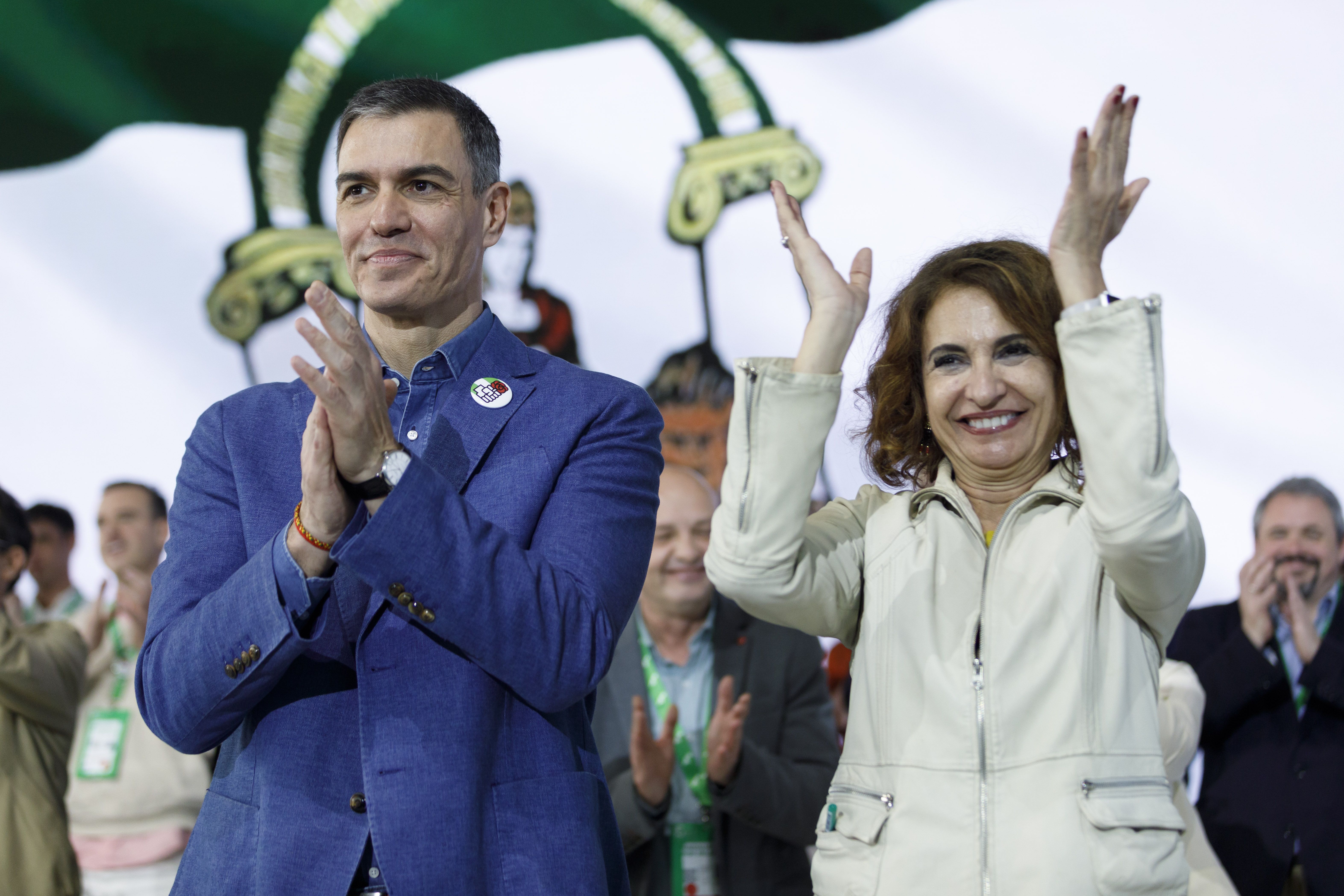 María Jesús Montero y Pedro Sánchez, en el cierre del congreso regional del PSOE-A, en Armilla. María Jesús Montero y Pedro Sánchez, en el cierre del congreso regional del PSOE-A, en Armilla.