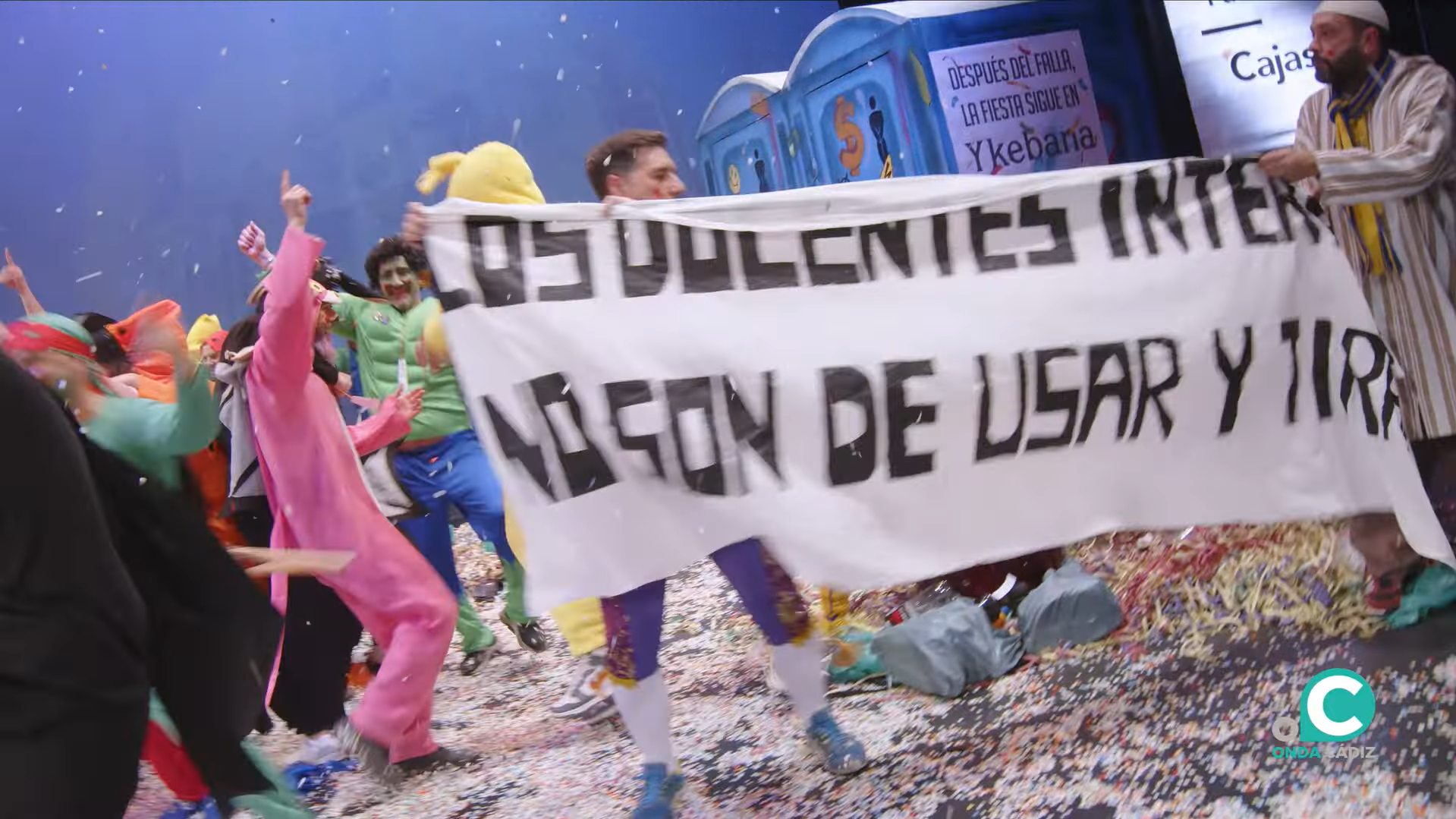 Los Inhumanos tras la actuación.