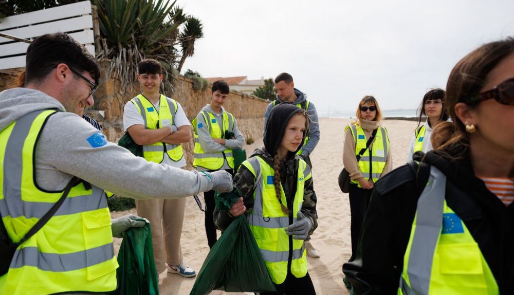 Voluntarios de diferentes países durante la limpieza.