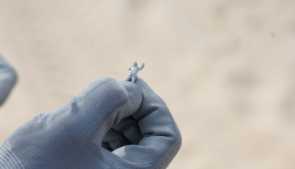 Detalle de los microplásticos que quedan en la arena.
