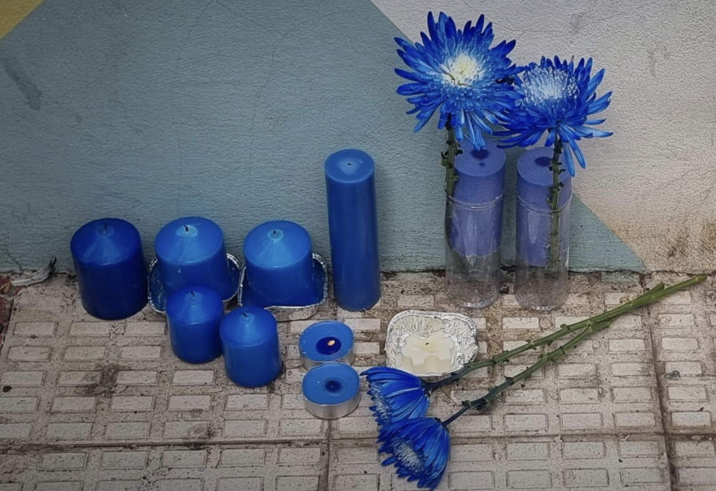 Las velas y flores en honor a Lucía que han sido retiradas del colegio en el que estudiaba. Las velas y flores en honor a Lucía que han sido retiradas del colegio en el que estudiaba.