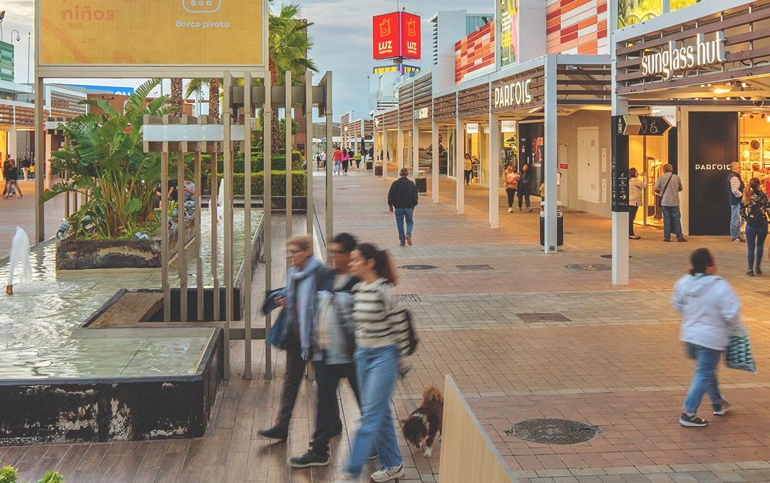 Personas, de compras en Luz Shopping, afectada por la ZGAT en Jerez.