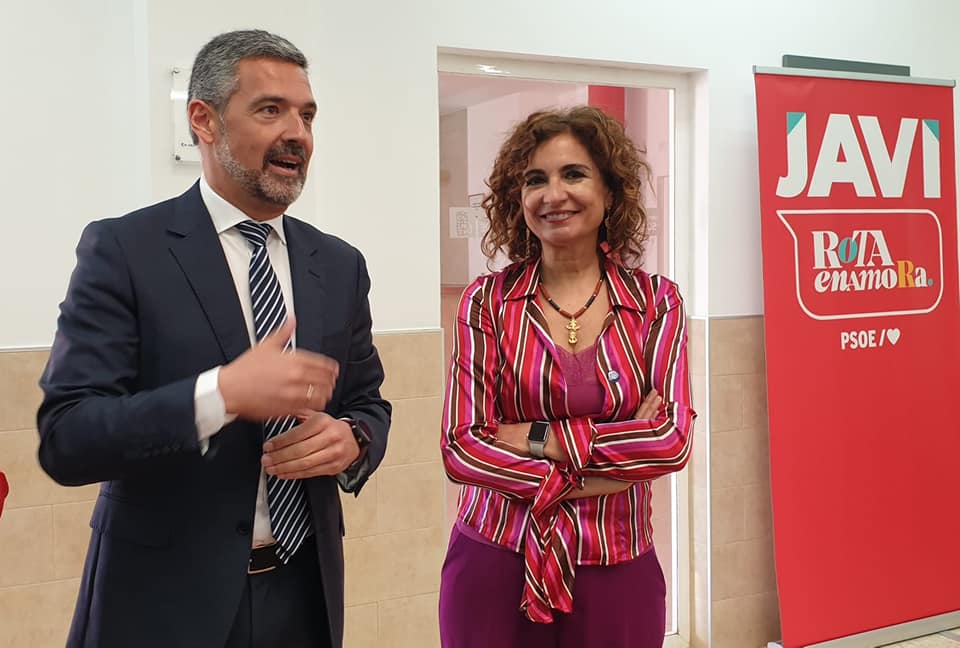 Javier Ruiz Arana junto a María Jesús Montero, en la antesala de las municipales de 2023, en un acto en Rota.