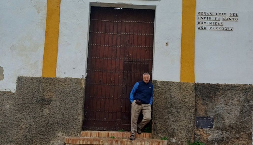 Diego, en la puerta del Convento del Espíritu Santo.