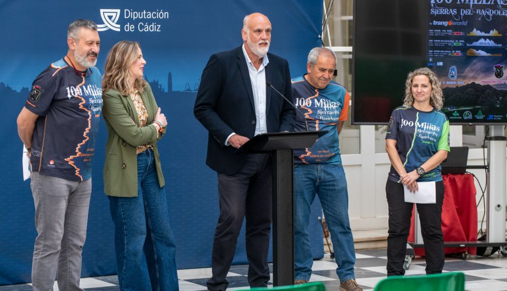 El diputado Javier Vidal durante su intervención en la presentación del las 100 millas Sierras del Bandolero.