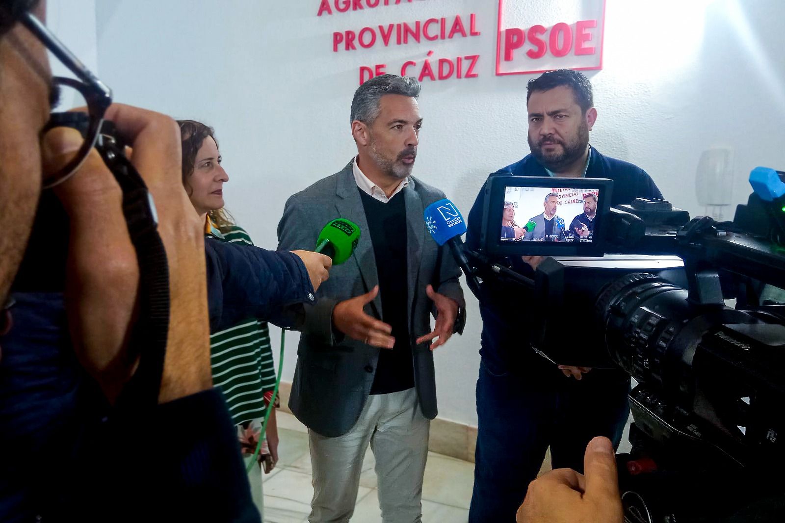 Javier Ruiz Arana, entre Remedios Palma y Jaime Armario en la presentación. 