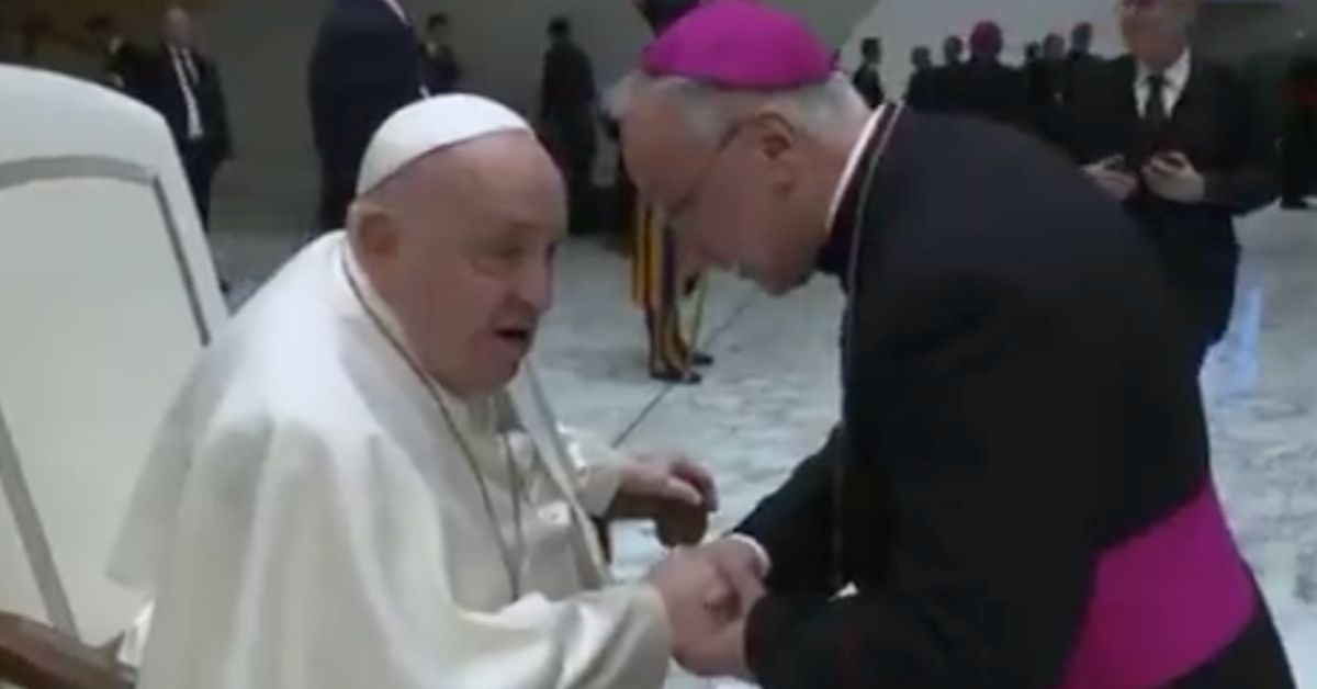 José Rico Pavés, obispo de Jerez, saludando al Papa Francisco. Dos días después. el Pontífice argentino ingresó en el hospital.