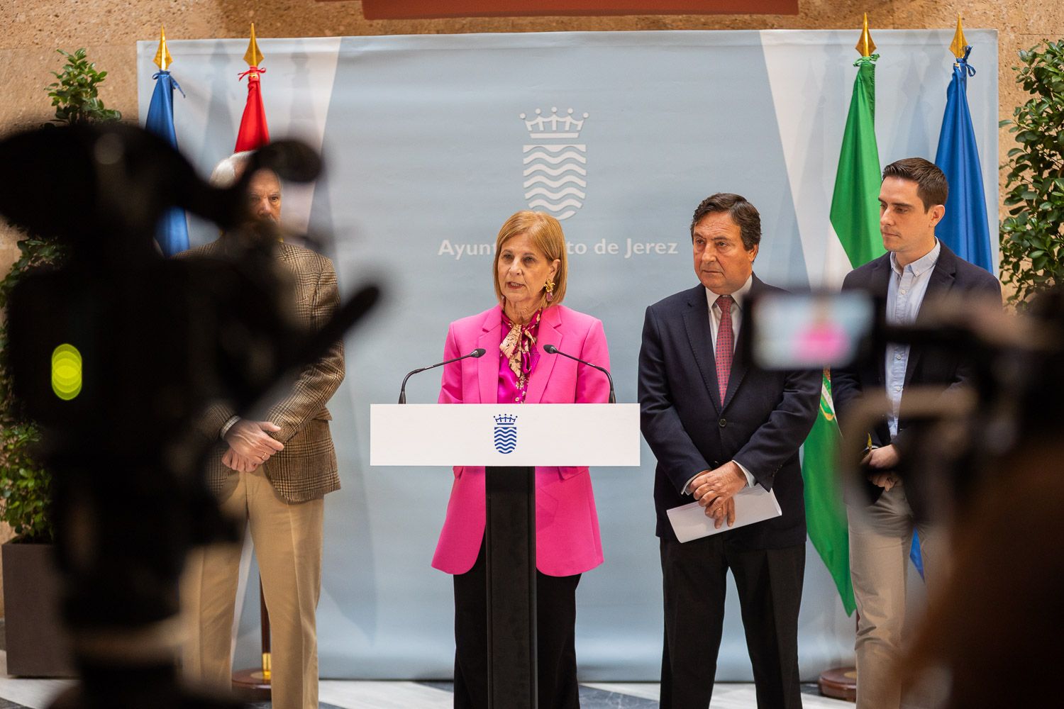 La alcaldesa, María José García-Pelayo, con Agustín Muñoz, Francisco Delgado y Jaime Espinar, anunciando el Presupuesto municipal.