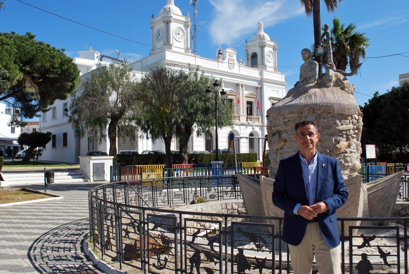 Miguel Molina, alcalde de Barbate, junto al Ayuntamiento de la localidad gaditana, en una imagen de archivo.