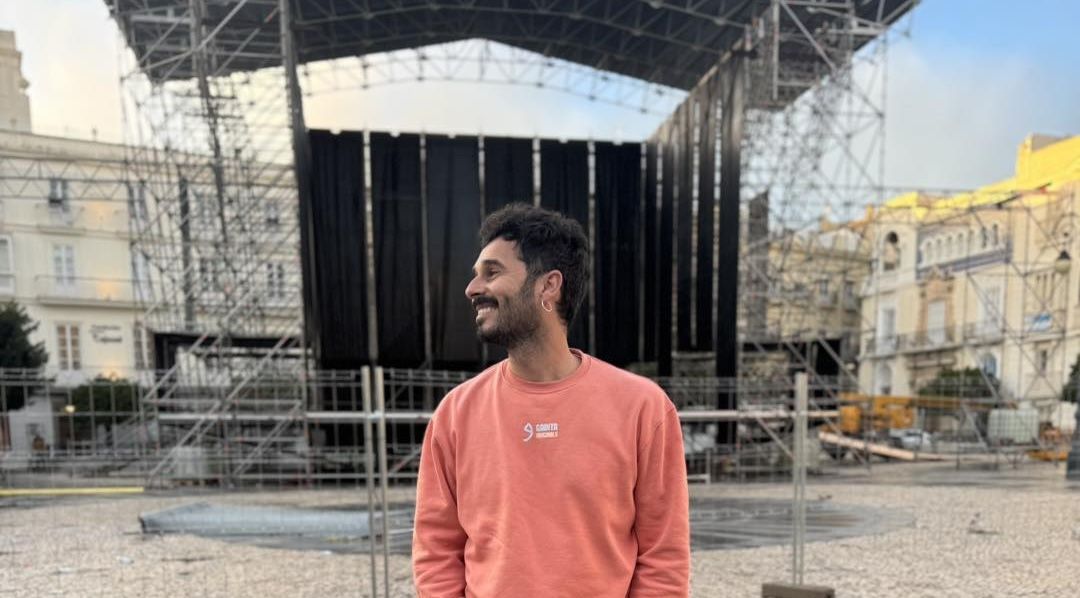 Antoñito Molina, pregonero del Carnaval de Cádiz 2025, ante el escenario de la plaza de San Antonio.