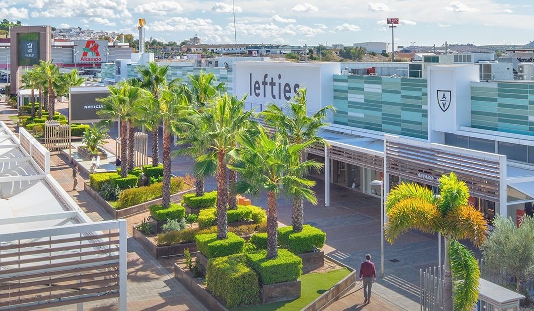 El centro comercial Luz Shopping de Jerez, afectado por la caída de la ZGAT.