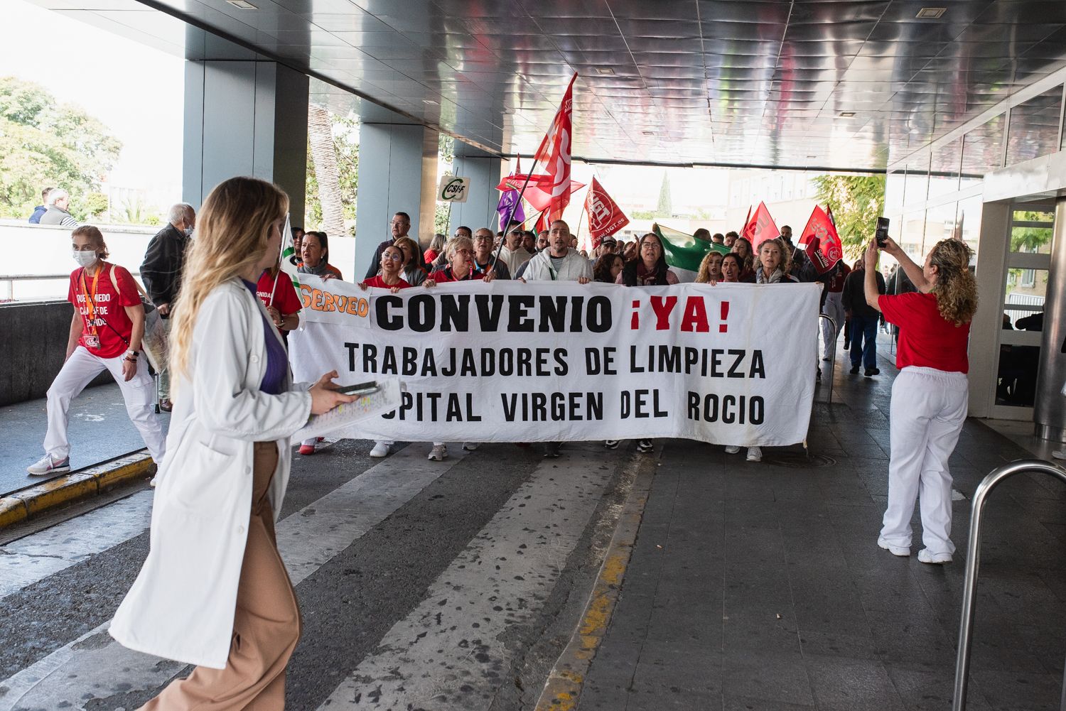 El personal de limpieza del Virgen del Rocío dice 'basta' y pide ser ...