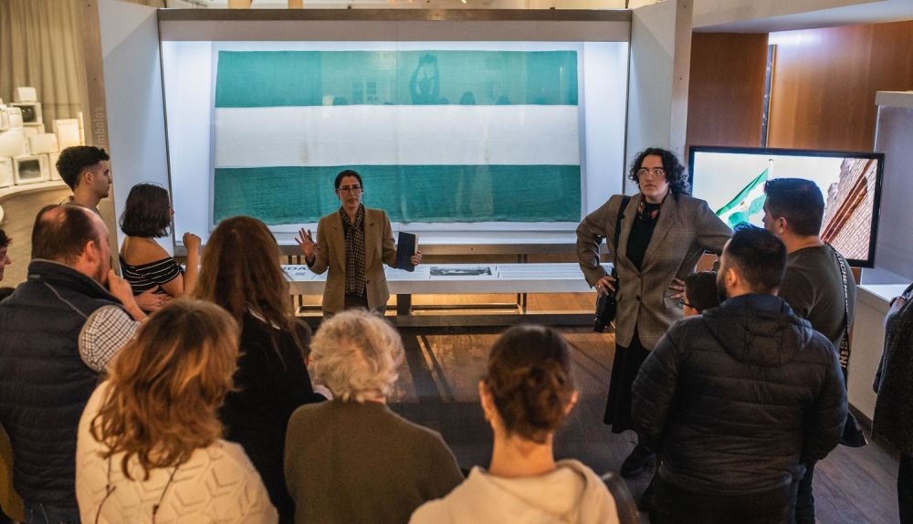 Las visitas teatralizadas se suceden estos días frente a la bandera original que confeccionó Angustias con la tela que su marido se trajo de un zoco marroquí.