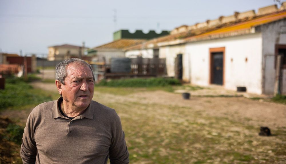 Daniel Marín, en el exterior de la finca.